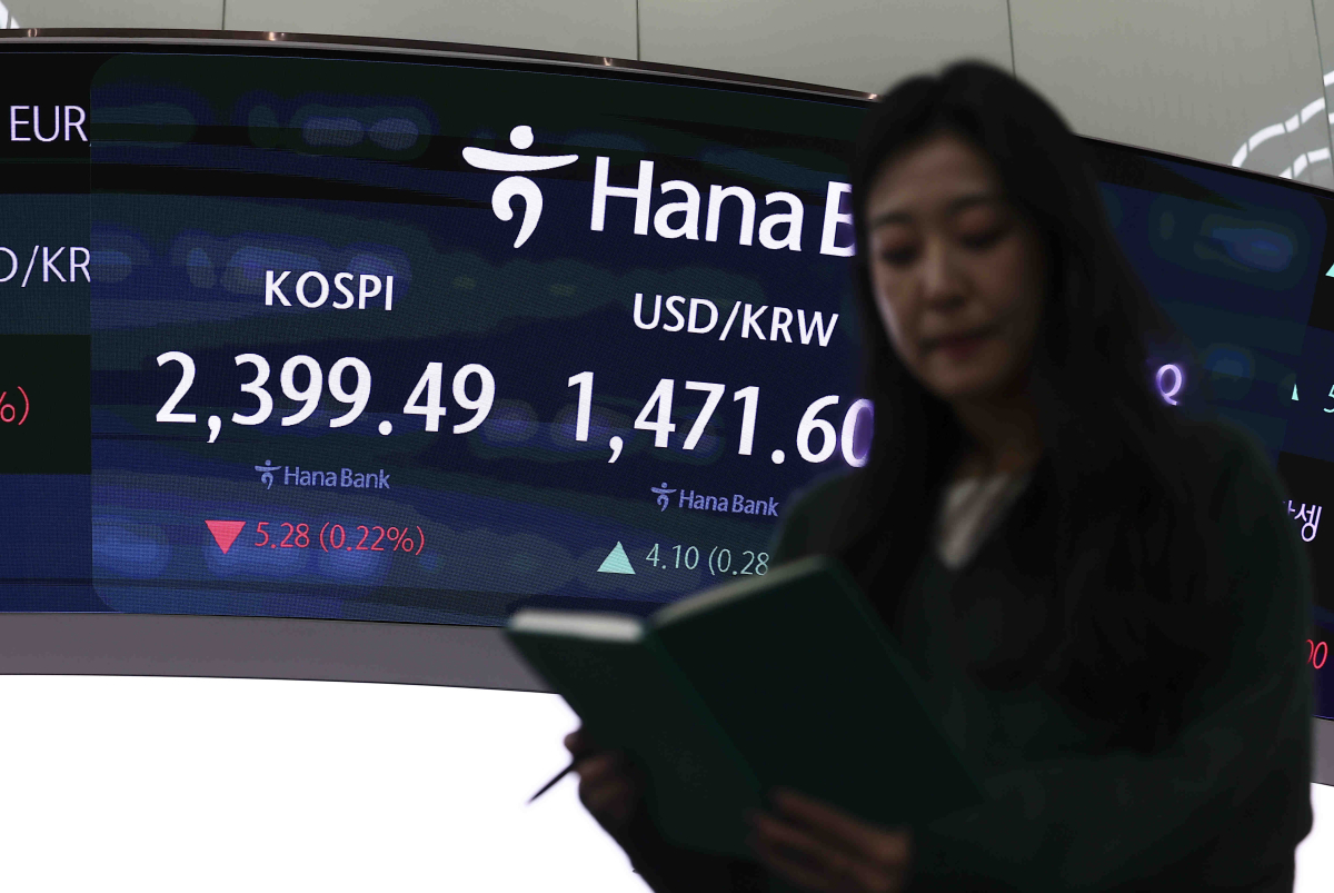 ▲ 코스피가 전 거래일(2404.77)보다 5.28포인트(0.22%) 내린 2399.49에 장을 마친 30일 오후 서울 중구 하나은행 딜링룸 전광판에 지수가 표시되고 있다. (사진=뉴시스)