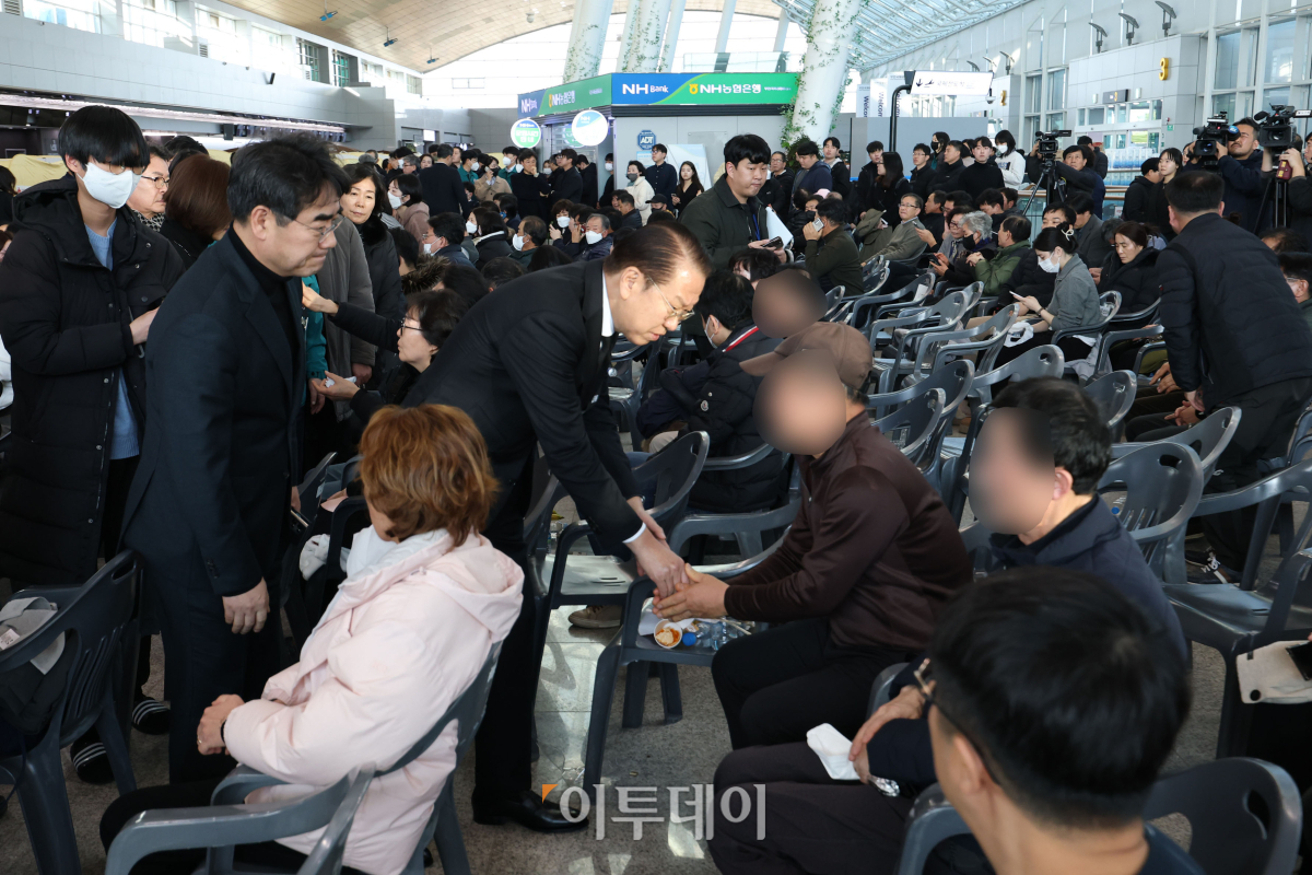 ▲권영세 국민의힘 비상대책위원장이 30일 제주항공 여객기 참사가 일어난 전남 무안국제공항을 찾아 유가족을 위로하고 있다. 조현호 기자 hyunho@