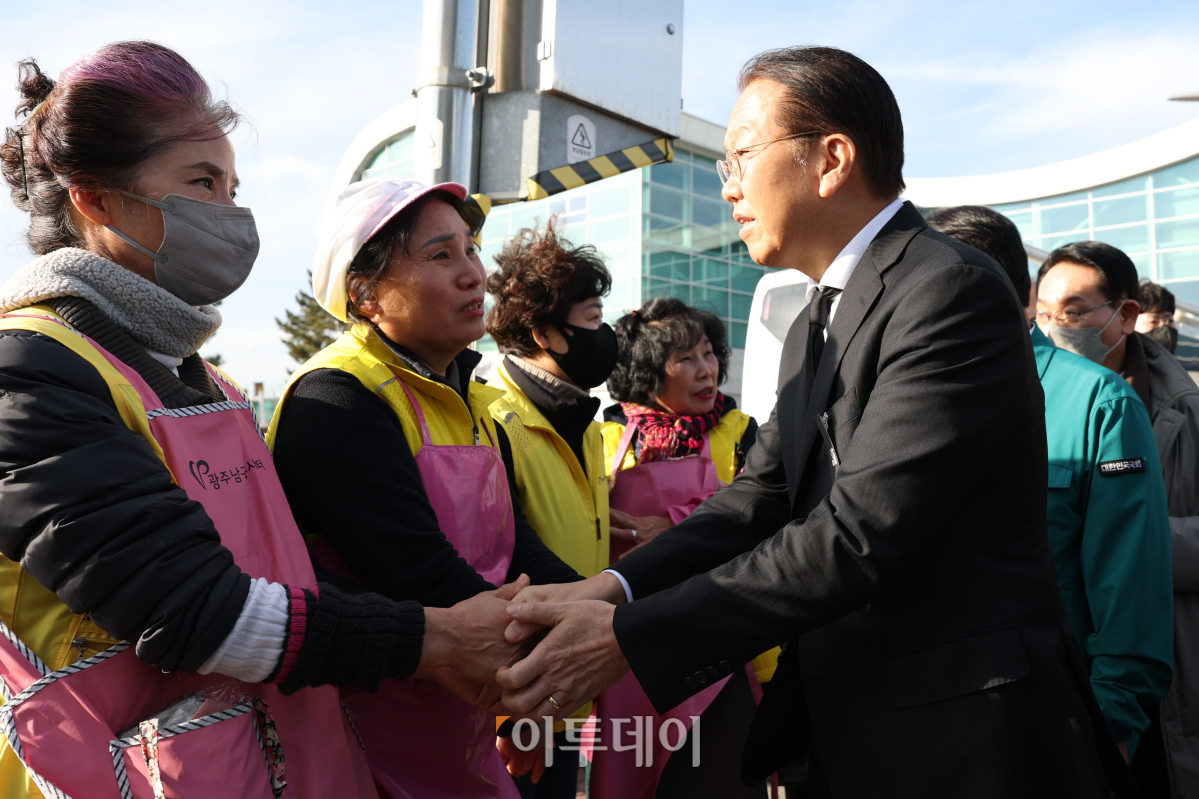 ▲제주항공 여객기 참사 유가족을 위로하기 위해 30일 전남 무안국제공항을 찾은 권영세 국민의힘 비상대책위원장이 자원봉사자들과 인사하고 있다. 조현호 기자 hyunho@