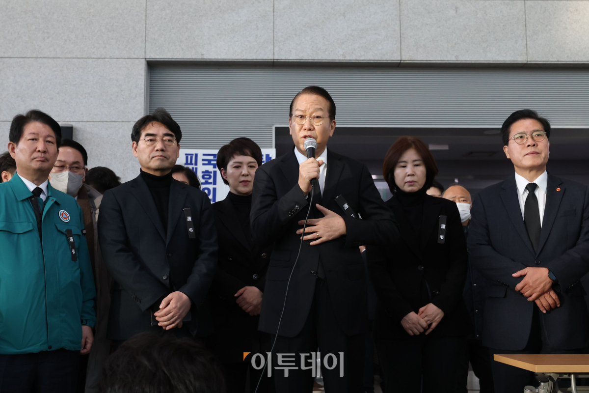 ▲권영세 국민의힘 비상대책위원장이 30일 제주항공 여객기 참사가 일어난 전남 무안국제공항을 찾아 유가족을 위로하고 있다. 조현호 기자 hyunho@