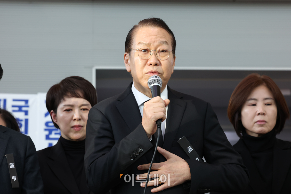 ▲권영세 국민의힘 비상대책위원장이 30일 제주항공 여객기 참사가 일어난 전남 무안국제공항을 찾아 유가족을 위로하고 있다. 조현호 기자 hyunho@