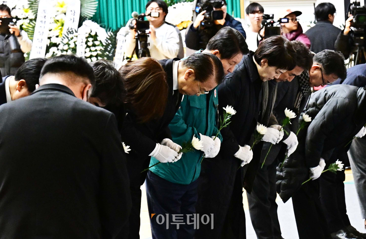 ▲권영세 국민의힘 비상대책위원장이 30일 전남 무안군 무안종합스포츠파크에 마련된 제주항공 여객기 사고 희생자 합동분향소에서 조문하고 있다. 조현호 기자 hyunho@