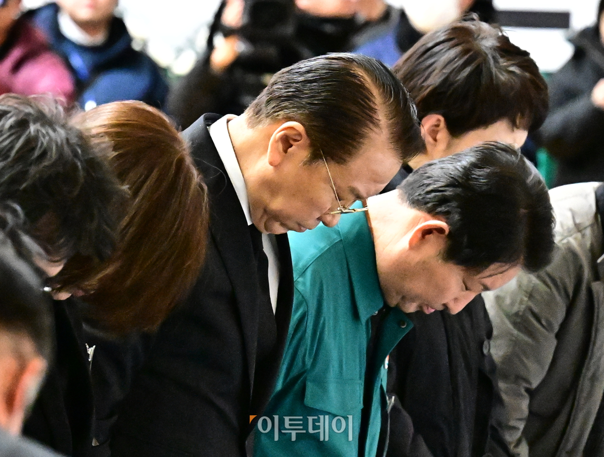 ▲권영세 국민의힘 비상대책위원장이 30일 전남 무안군 무안종합스포츠파크에 마련된 제주항공 여객기 사고 희생자 합동분향소에서 조문하고 있다. 조현호 기자 hyunho@