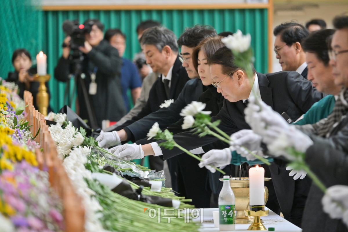 ▲권영세 국민의힘 비상대책위원장이 30일 전남 무안군 무안종합스포츠파크에 마련된 제주항공 여객기 사고 희생자 합동분향소에서 조문하고 있다. 조현호 기자 hyunho@