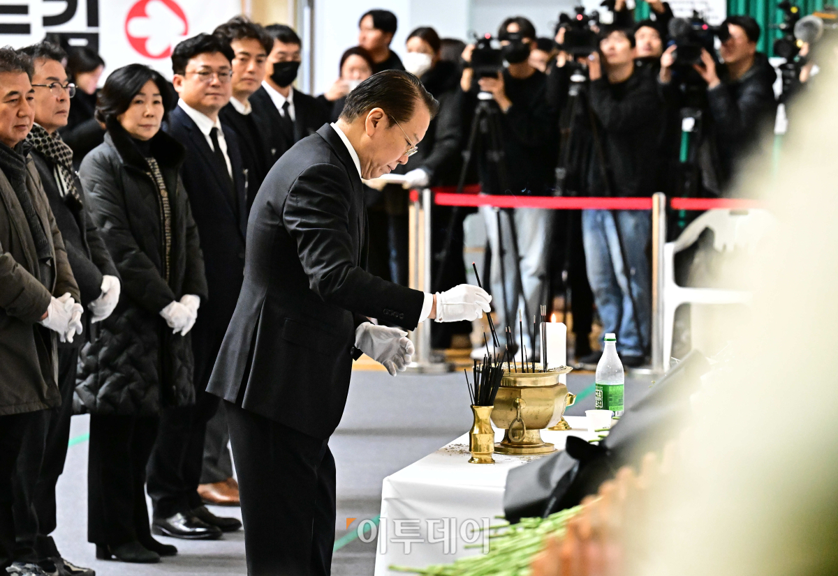 ▲권영세 국민의힘 비상대책위원장이 30일 전남 무안군 무안종합스포츠파크에 마련된 제주항공 여객기 사고 희생자 합동분향소에서 조문하고 있다. 조현호 기자 hyunho@