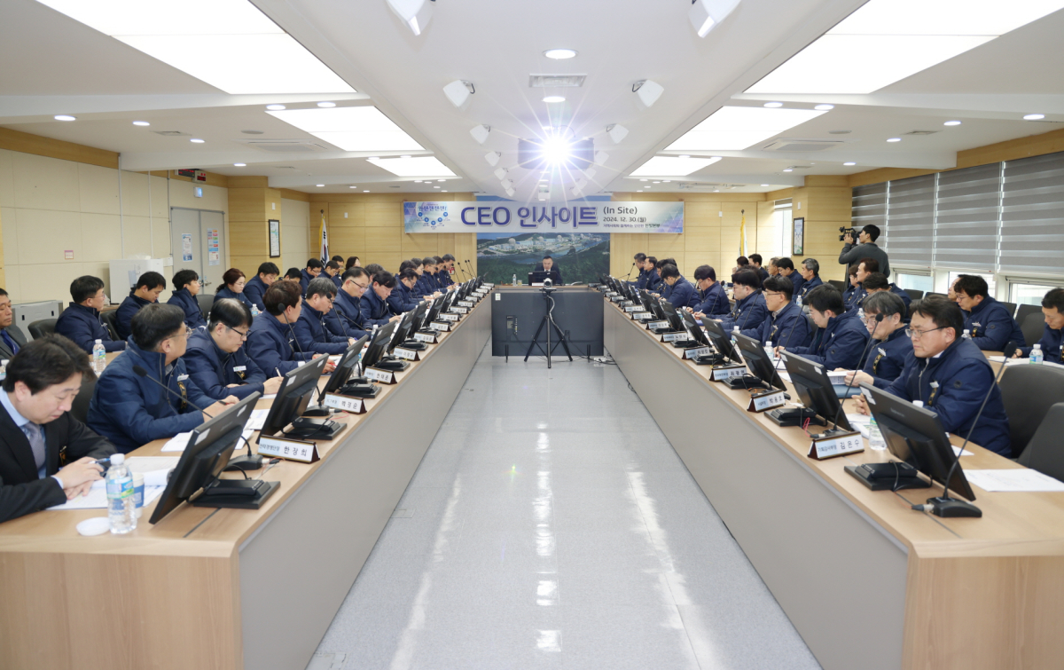 ▲황주호 한국수력원자력 사장이 30일 한빛원자력본부를 찾아 현장 직원들과 현안을 점검하고 있다. (사진제공=한국수력원자력)