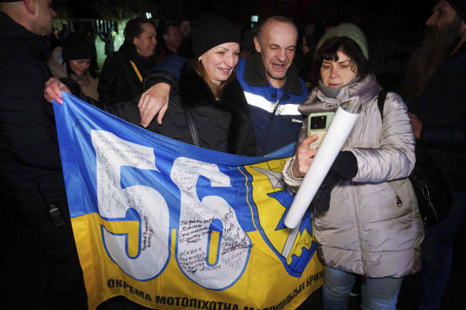 ▲30일(현지시간) 러시아에 억류됐던 우크라이나 군인이 귀국해 가족들과 이야기를 나누고 있다. AP연합뉴스