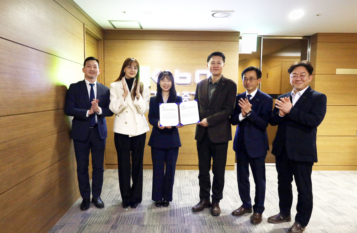 ▲천창호 기보 이사(오른쪽에서 세 번째)와 강혜영 UN SDGs협회 대표(오른쪽에서 네 번째) 등 양 기관 관계자들이 선정서 수여 후 기념촬영을 하고 있다. (사진제공=기보)