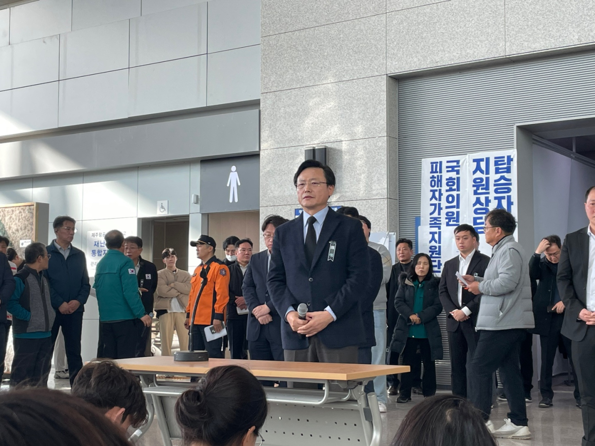 ▲김이배 제주항공 대표가 31일 유가족들 앞에 서있다. (이민재 기자 2mj)