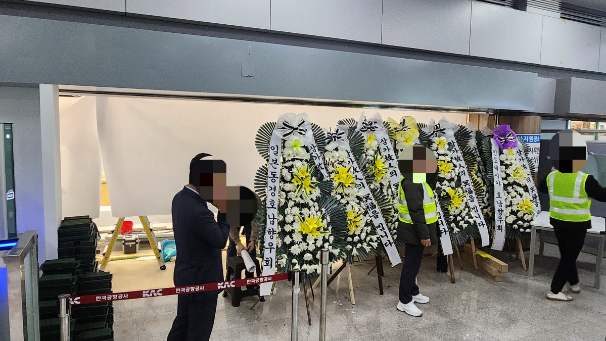 ▲무안국제공항 1층에 제주항공 여객기 사고 희생자들을 추모하기 위한 합동분향소가 마련되고 있다. (조아라 기자 abc@)