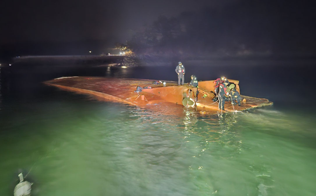 ▲30일 충남 서산시 팔봉면 고파도 인근 해상에서 83톤 급 차도선이 전복돼 해경이 실종자 수색 작업에 나서고 있다. (사진제공=태안해양경찰서)