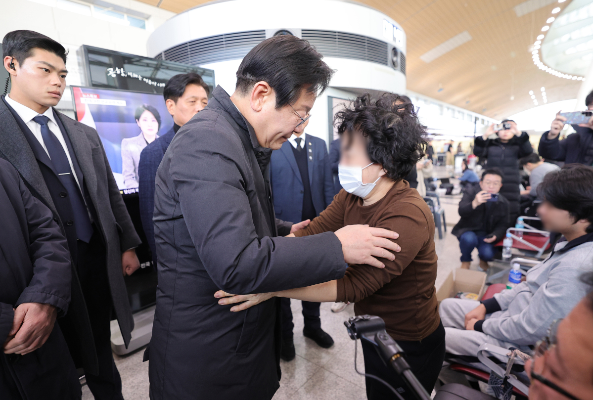 ▲이재명 더불어민주당 대표가 31일 전남 무안국제공항을 방문해 제주항공 여객기 사고 희생자 유가족을 위로하고 있다. (뉴시스)