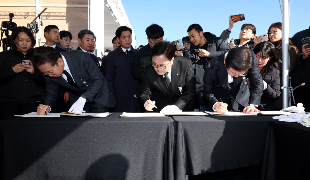 ▲우원식 국회의장, 권영세 국민의힘 비상대책위원장, 이재명 더불어민주당 대표가 31일 서울 여의도 국회에 마련된 ‘12·29 여객기사고 국회분향소’를 찾아 조문한 뒤 방명록을 작성하고 있다. 신태현 기자 holjjak@