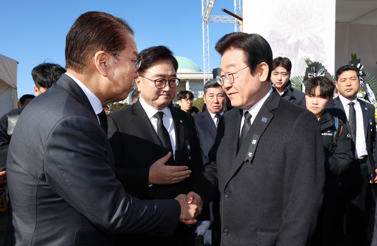▲권영세(왼쪽) 국민의힘 비상대책위원장과 이재명 더불어민주당 대표가 31일 서울 여의도 국회에 마련된 ‘12·29 여객기사고 국회분향소’를 찾아 조문에 앞서 인사하고 있다. 가운데는 우원식 국회의장. 신태현 기자 holjjak@