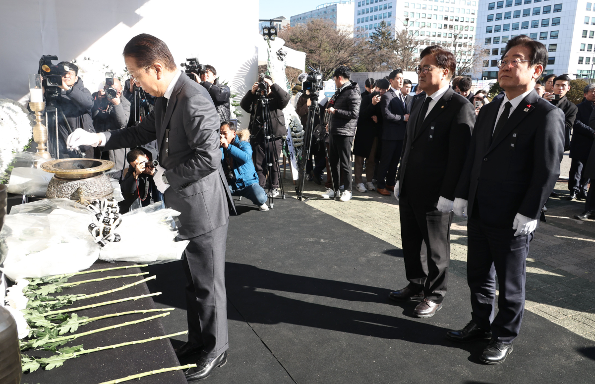 ▲우원식 국회의장, 권영세 국민의힘 비상대책위원장, 이재명 더불어민주당 대표가 31일 서울 여의도 국회에 마련된 ‘12·29 여객기사고 국회분향소’를 찾아 조문하고 있다. 신태현 기자 holjjak@