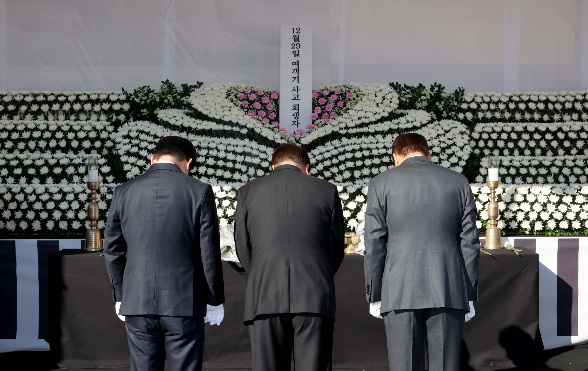 ▲우원식 국회의장, 권영세 국민의힘 비상대책위원장, 이재명 더불어민주당 대표가 31일 서울 여의도 국회에 마련된 ‘12·29 여객기사고 국회분향소’를 찾아 조문하고 있다. 신태현 기자 holjjak@