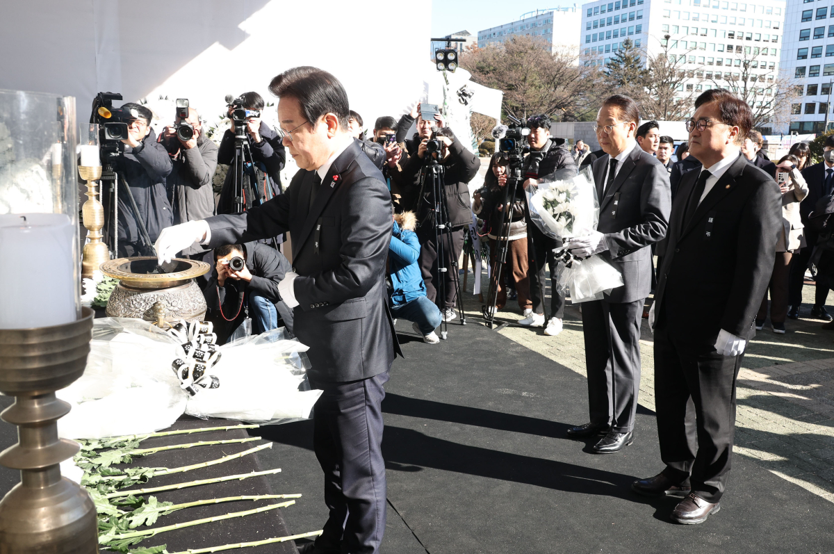 ▲우원식 국회의장, 권영세 국민의힘 비상대책위원장, 이재명 더불어민주당 대표가 31일 서울 여의도 국회에 마련된 ‘12·29 여객기사고 국회분향소’를 찾아 조문하고 있다. 신태현 기자 holjjak@