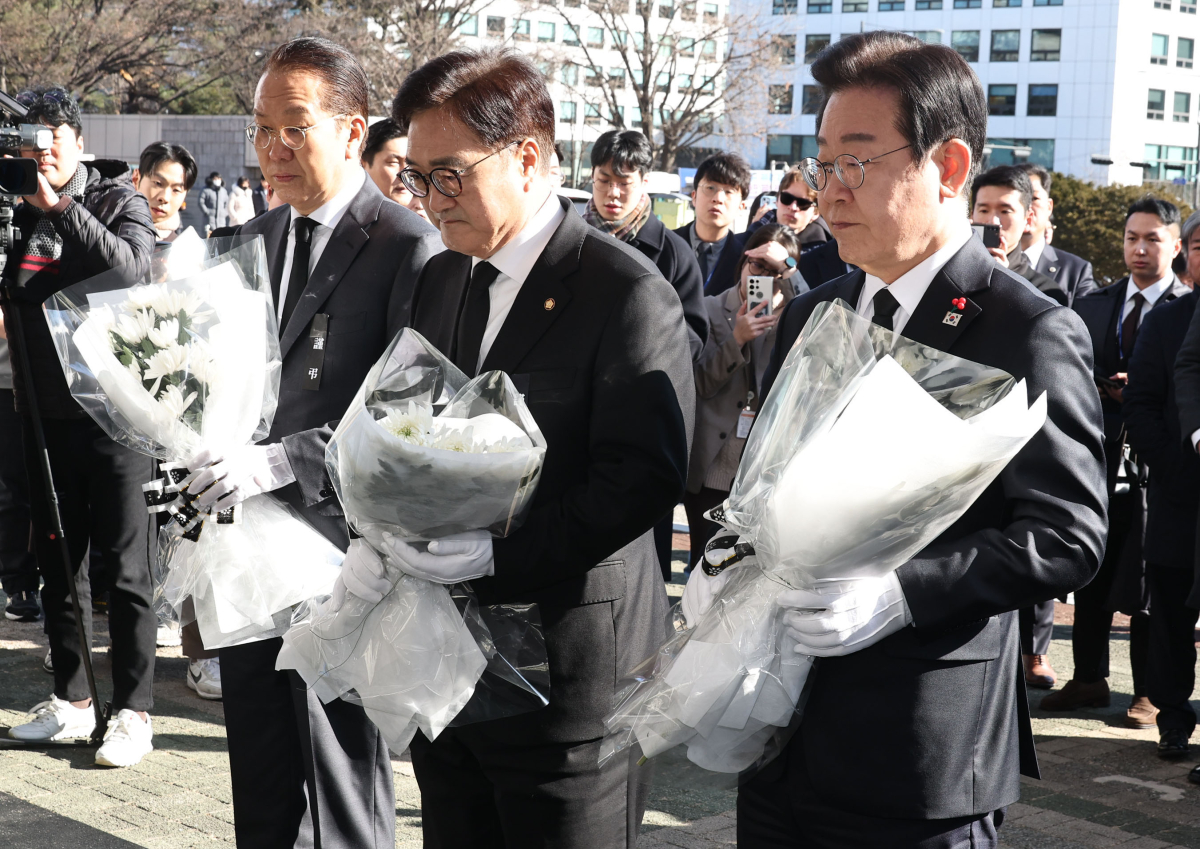 ▲우원식 국회의장, 권영세 국민의힘 비상대책위원장, 이재명 더불어민주당 대표가 31일 서울 여의도 국회에 마련된 ‘12·29 여객기사고 국회분향소’를 찾아 조문하고 있다. 신태현 기자 holjjak@