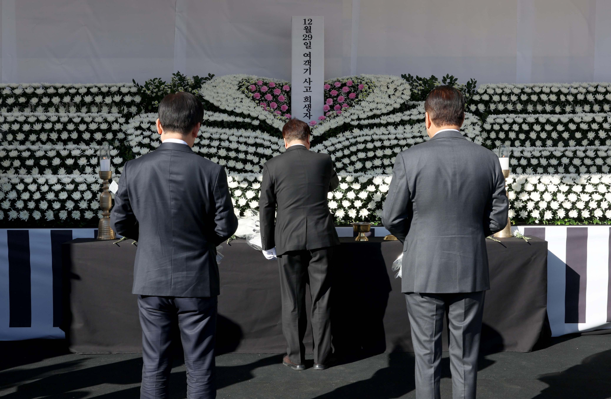 ▲우원식 국회의장, 권영세 국민의힘 비상대책위원장, 이재명 더불어민주당 대표가 31일 서울 여의도 국회에 마련된 ‘12·29 여객기사고 국회분향소’를 찾아 조문하고 있다. 신태현 기자 holjjak@