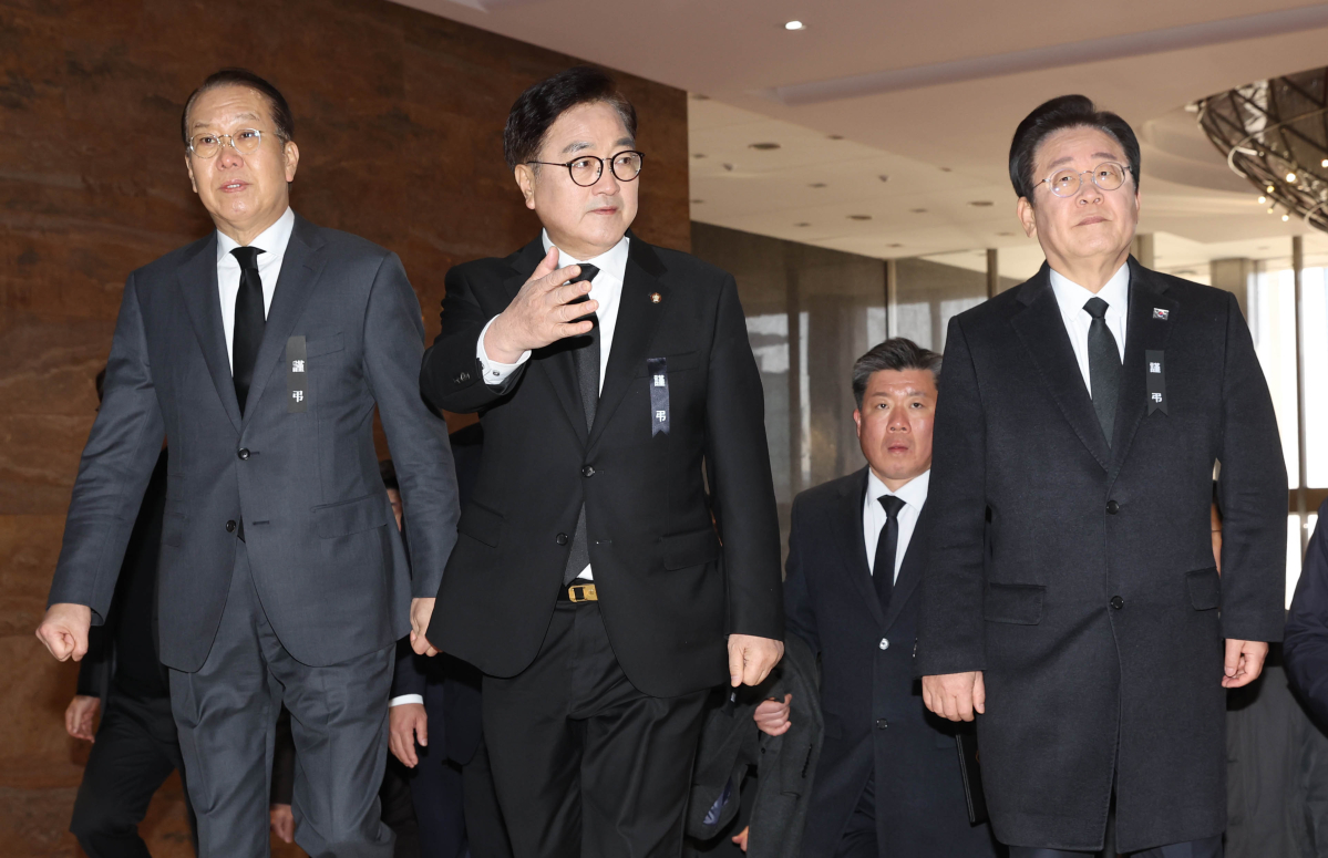 ▲우원식 국회의장, 권영세 국민의힘 비상대책위원장, 이재명 더불어민주당 대표가 31일 서울 여의도 국회에 마련된 ‘12·29 여객기사고 국회분향소’를 찾아 조문한 뒤 의장실로 향하고 있다. 신태현 기자 holjjak@