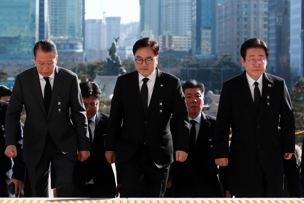 ▲우원식 국회의장, 권영세 국민의힘 비상대책위원장, 이재명 더불어민주당 대표가 31일 서울 여의도 국회에 마련된 ‘12·29 여객기사고 국회분향소’를 찾아 조문한 뒤 본청으로 들어서고 있다. 신태현 기자 holjjak@