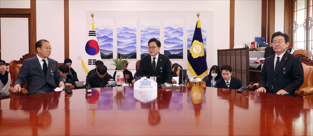 ▲31일 서울 여의도 국회에서 우원식(가운데) 국회의장 주재로  권영세(왼쪽) 국민의힘 비상대책위원장, 이재명 더불어민주당 대표가 회동하고 있다. 신태현 기자 holjjak@