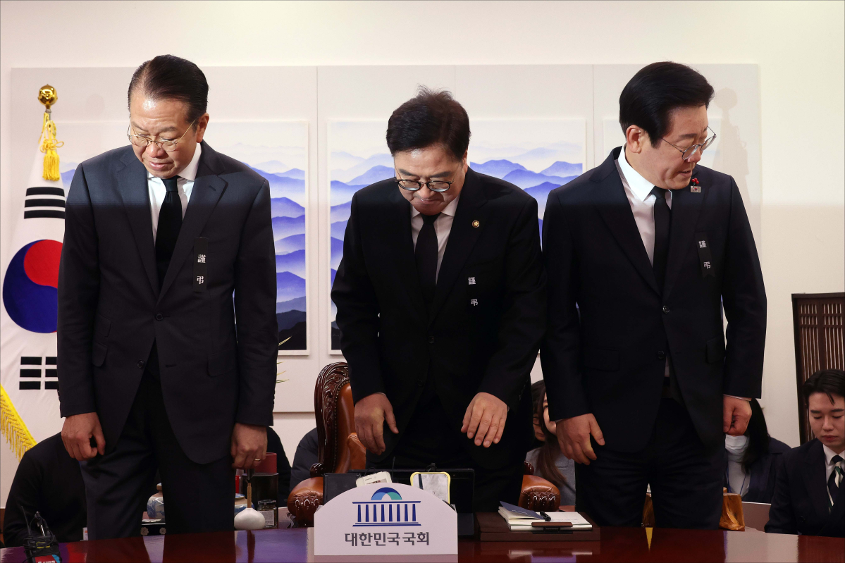 ▲31일 서울 여의도 국회에서 열린 국회의장 주재 여야 대표 회동에서 우원식(가운데) 의장, 권영세(왼쪽) 국민의힘 비상대책위원장, 이재명 더불어민주당 대표가 기념촬영을 마친 뒤 자리로 향하고 있다. 신태현 기자 holjjak@