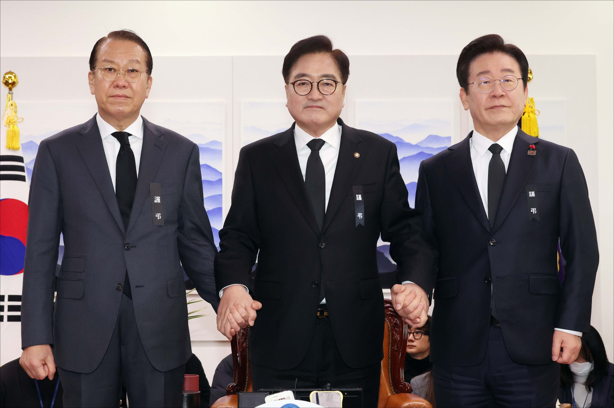 ▲31일 서울 여의도 국회에서 열린 국회의장 주재 여야 대표 회동에서 우원식(가운데) 의장, 권영세(왼쪽) 국민의힘 비상대책위원장, 이재명 더불어민주당 대표가 기념촬영을 하고 있다. 신태현 기자 holjjak@