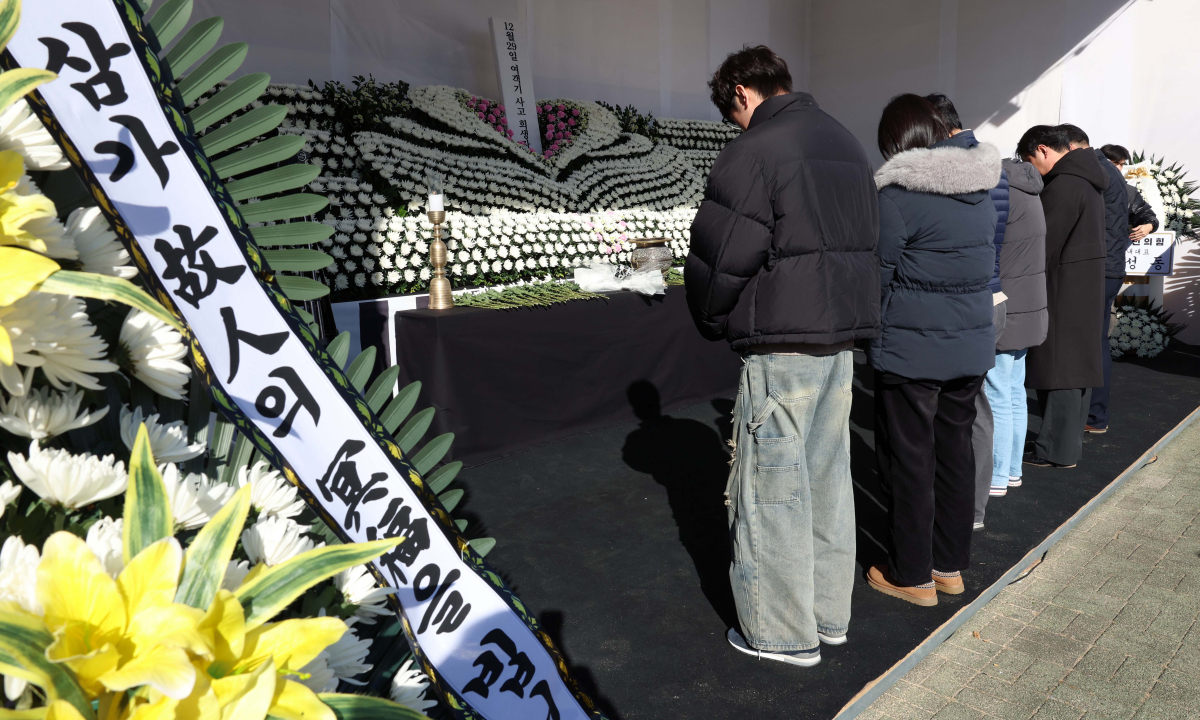 ▲31일 서울 여의도 국회에 마련된 ‘12·29 여객기사고 국회분향소’에서 시민들이 조문하고 있다.  (신태현 기자 holjjak@)