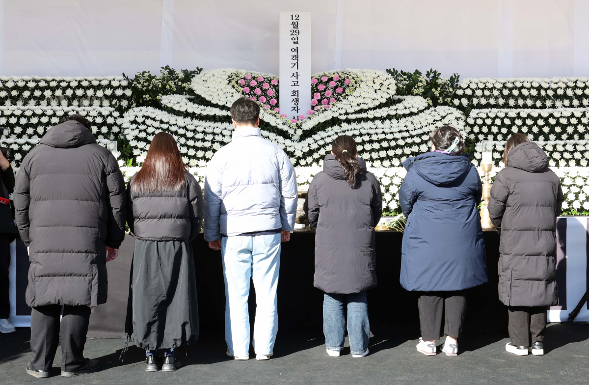 ▲31일 서울 여의도 국회에 마련된 ‘12·29 여객기사고 국회분향소’에서 시민들이 조문하고 있다. 신태현 기자 holjjak@