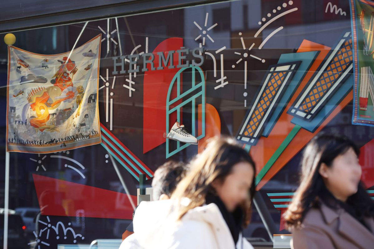 ▲명품 브랜드 에르메스, 롤렉스 등이 새해부터 가격을 인상하는 것으로 알려진 31일 서울의 한 명품관 앞을 시민이 지나가고 있다. (연합뉴스)