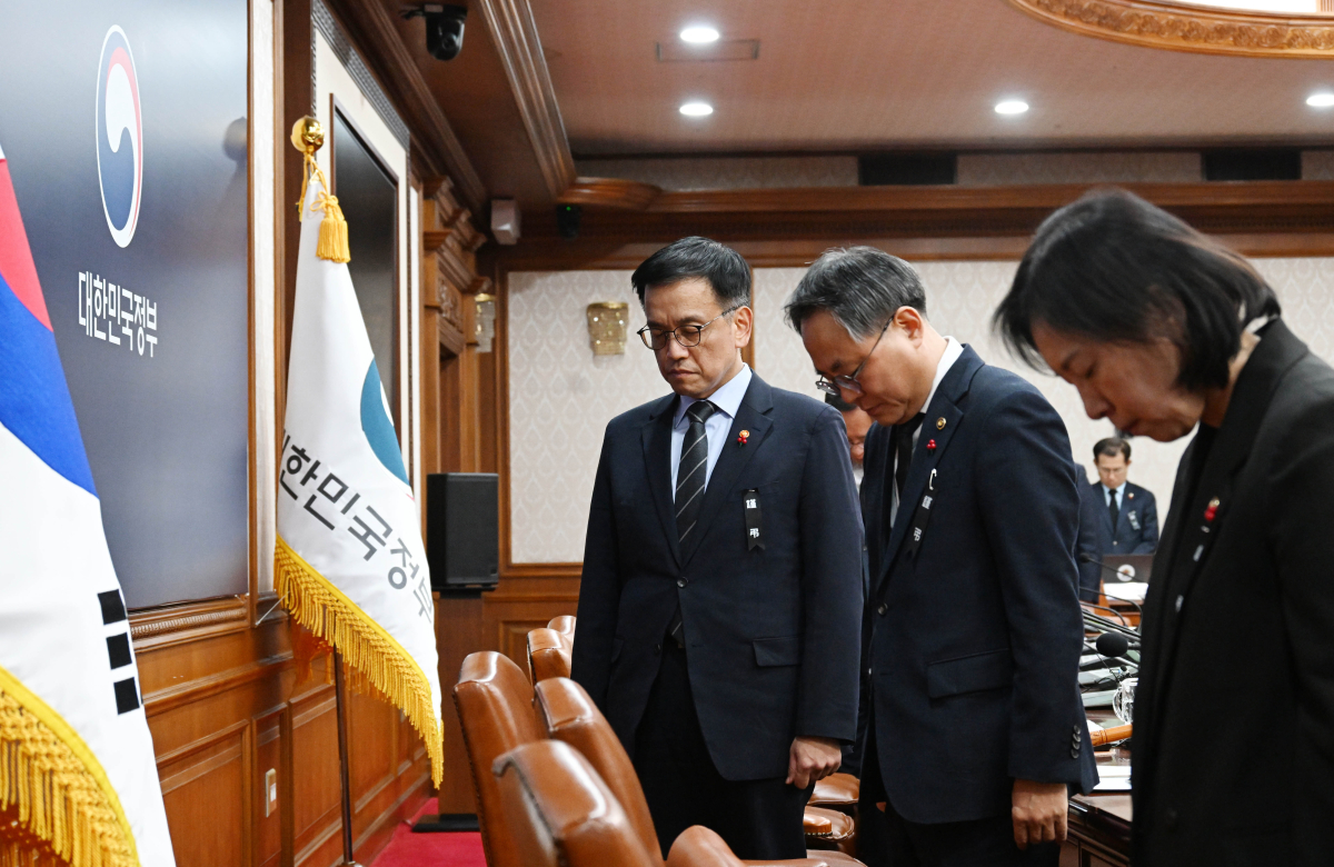 ▲최상목 대통령 권한대행 경제부총리 겸 기획재정부 장관이 31일 서울 종로구 정부서울청사에서 열린 국무회의에 앞서 제주항공 참사 희생자에 대한 묵념을 하고 있다. (기획재정부)