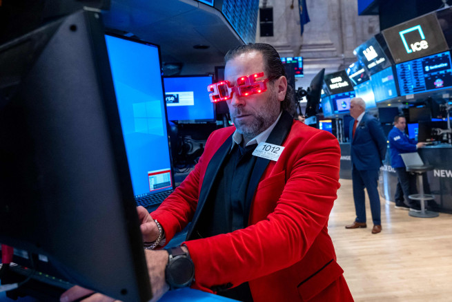 ▲미국 뉴욕증권거래소(NYSE)에서 지난달 31일(현지시간) 한 트레이더가 숫자 2025가 표시된 안경을 쓰고 일하고 있다. 뉴욕/AFP연합뉴스