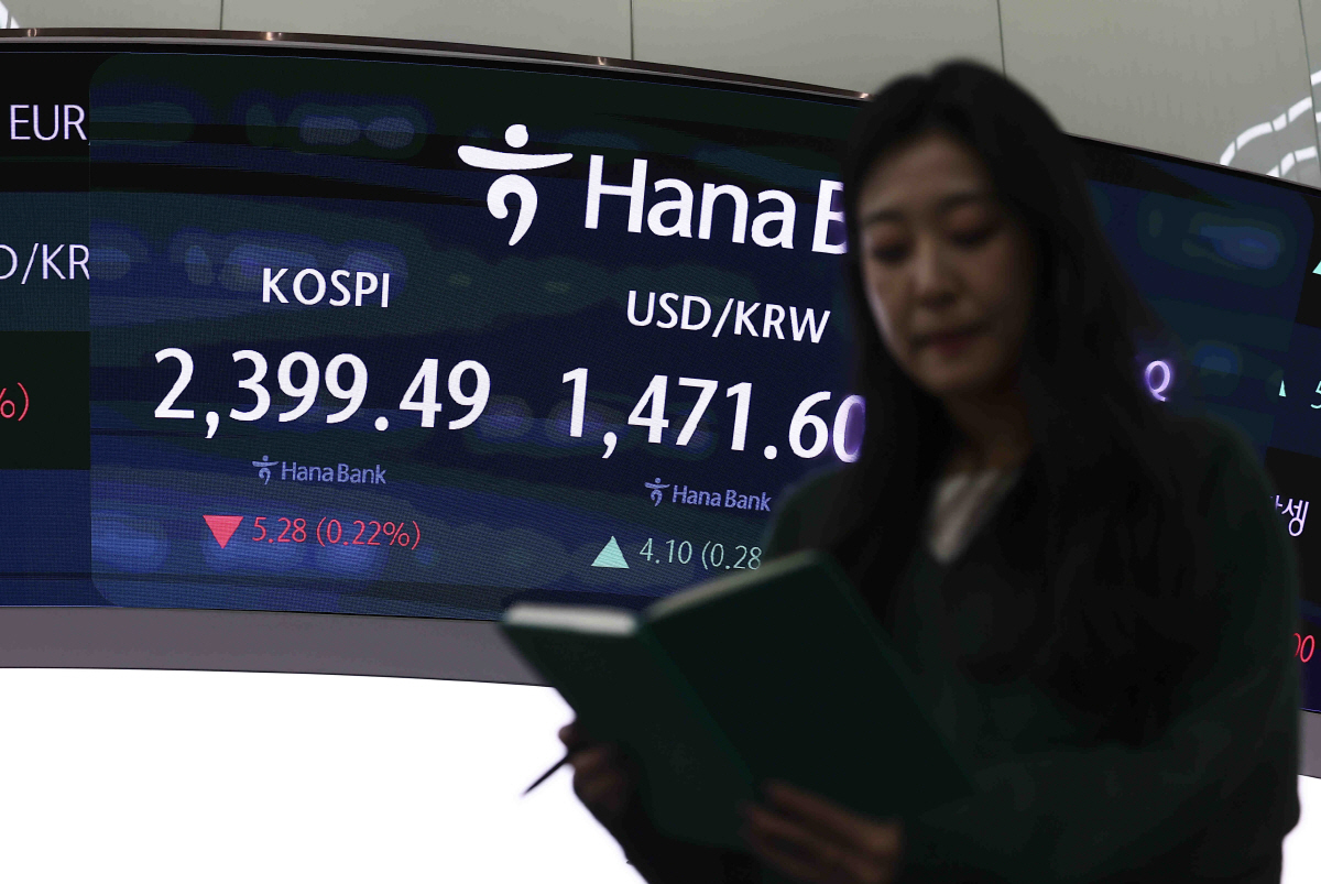 ▲30일 오후 서울 중구 하나은행 딜링룸 전광판에 지수가 표시되고 있다. (사진=뉴시스)