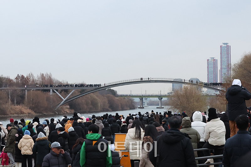 ▲2025년 을사년(乙巳年) 푸른 뱀의 해 첫날인 1일 서울 영등포구 양화 한강공원에 시민들이 새해 첫 해돋이를 보기 위해 모였지만 해가 떠오르는 모습이 구름에 가려져 있다. 고이란 기자 photoeran@