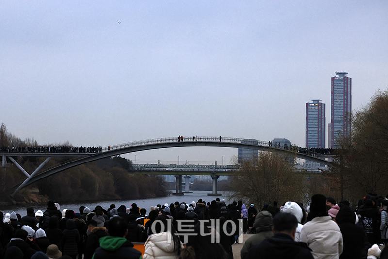 ▲2025년 을사년(乙巳年) 푸른 뱀의 해 첫날인 1일 서울 영등포구 양화 한강공원에 시민들이 새해 첫 해돋이를 보기 위해 모였지만 해가 떠오르는 모습이 구름에 가려져 있다. 고이란 기자 photoeran@