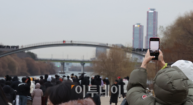 ▲2025년 을사년(乙巳年) 푸른 뱀의 해 첫날인 1일 서울 영등포구 양화 한강공원에 시민들이 새해 첫 해돋이를 보기 위해 모였지만 해가 떠오르는 모습이 구름에 가려져 있다. 고이란 기자 photoeran@