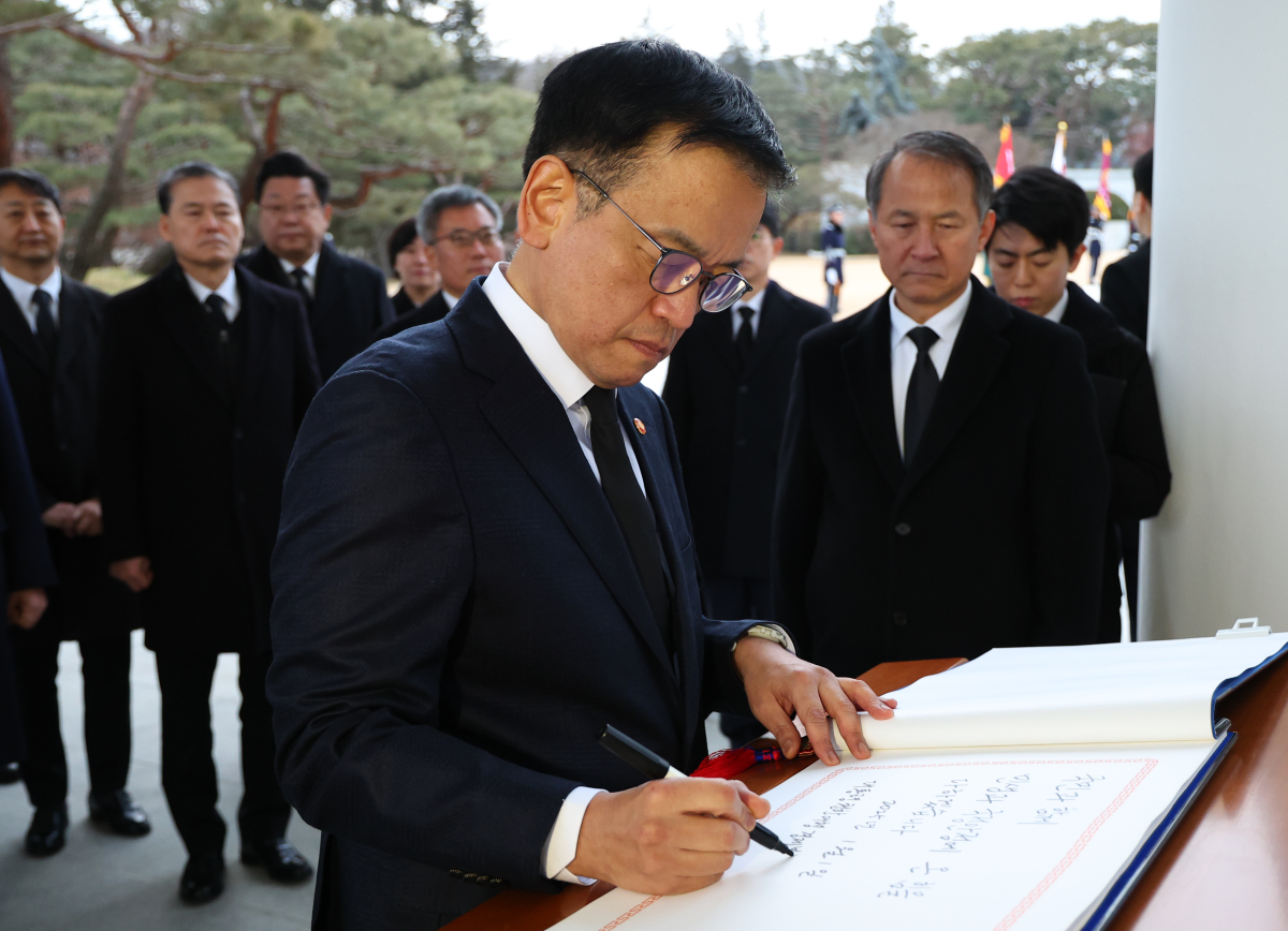 ▲최상목 대통령 권한대행 부총리 겸 기획재정부 장관이 2025년 새해 첫날인 1일 국립서울현충원을 찾아 현충탑 참배 뒤 방명록을 작성하고 있다. (연합뉴스)