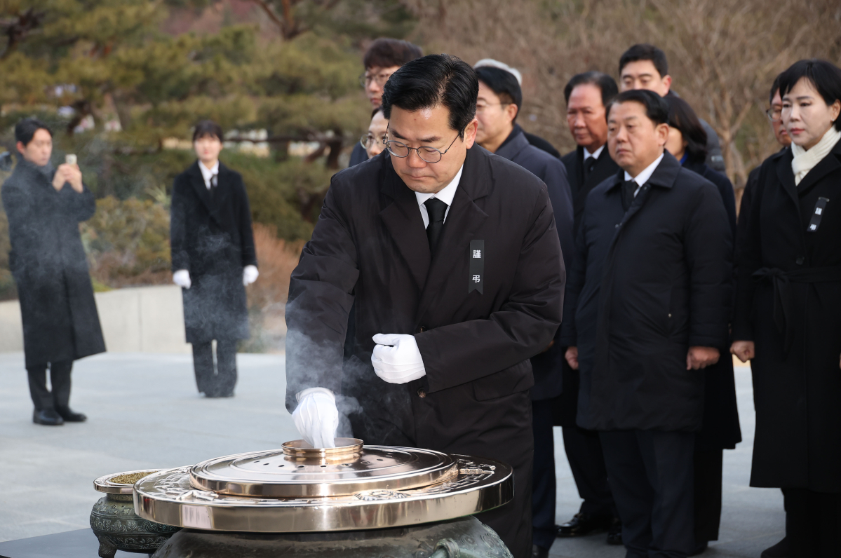 ▲더불어민주당 박찬대 원내대표와 의원들이 1일 오전 서울국립현충원에서 현충탑을 참배하고 있다. (사진=연합뉴스)