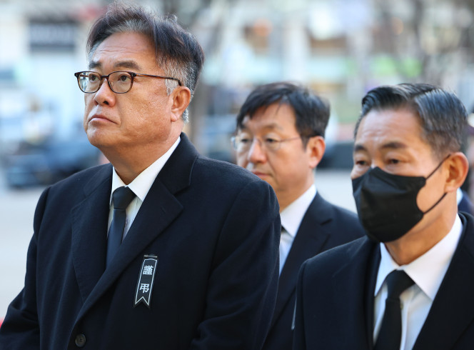 ▲정진석 대통령비서실장(왼쪽)과 신원식 국가안보실장이 31일 오전 서울시청 본관 앞에 마련된 제주항공 여객기 희생자 합동분향소를 찾아 순서를 기다리고 있다. (연합뉴스 )