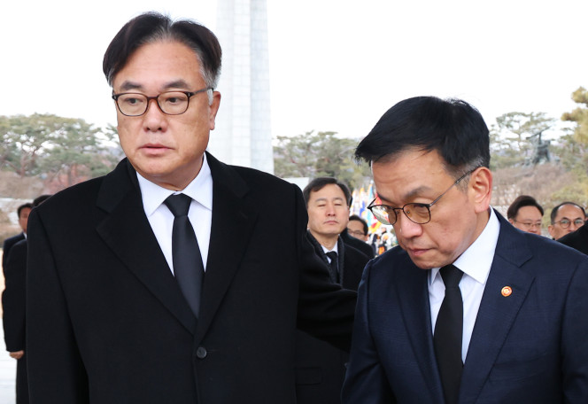 ▲최상목 대통령 권한대행 부총리 겸 기획재정부 장관이 1일 국립서울현충원을 찾아 참배를 마친 뒤 정진석 대통령 비서실장과 이동하고 있다. (연합뉴스)