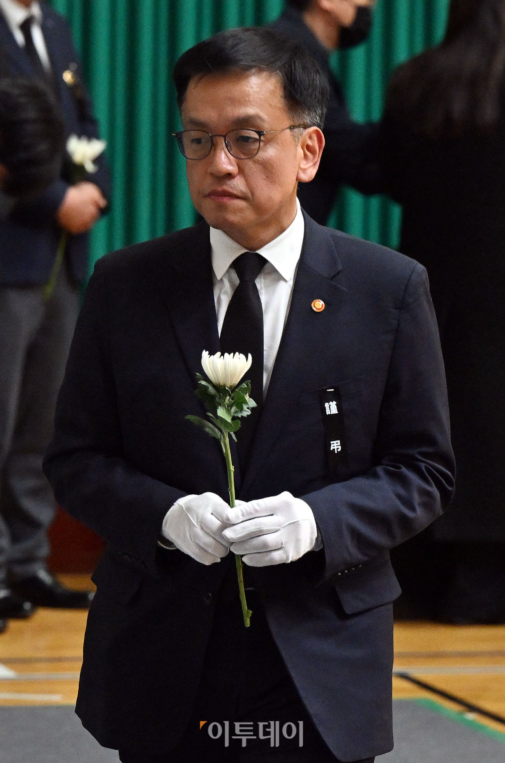 ▲최상목(왼쪽 두 번째) 대통령 권한대행 부총리 겸 기획재정부 장관이 2024년 12월 30일 전남 무안스포츠파크에 마련된 제주항공 여객기 사고희생자 합동분향소에서 헌화하고 있다. 조현호 기자 hyunho@ (이투데이DB)