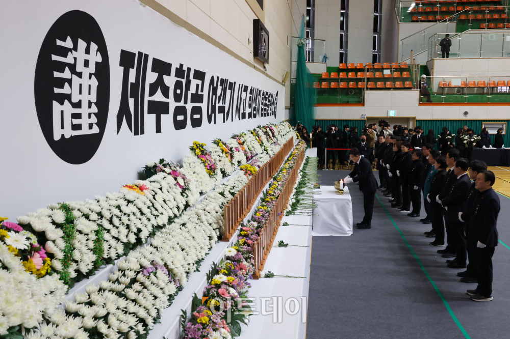 ▲권성동 국민의힘 원내대표 등 의원들이 30일 전남 무안군 무안종합스포츠파크에 마련된 제주항공 여객기 사고 희생자 합동분향소에서 조문하고 있다. 조현호 기자 hyunho@ (이투데이DB)