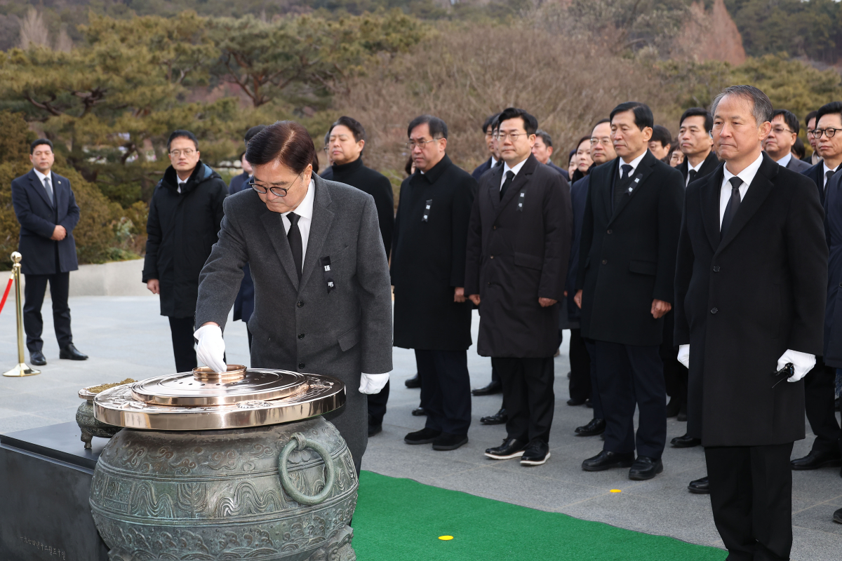 ▲우원식 국회의장이 1일 오전 서울국립현충원에서 현충탑을 참배하고 있다. (사진=연합뉴스)