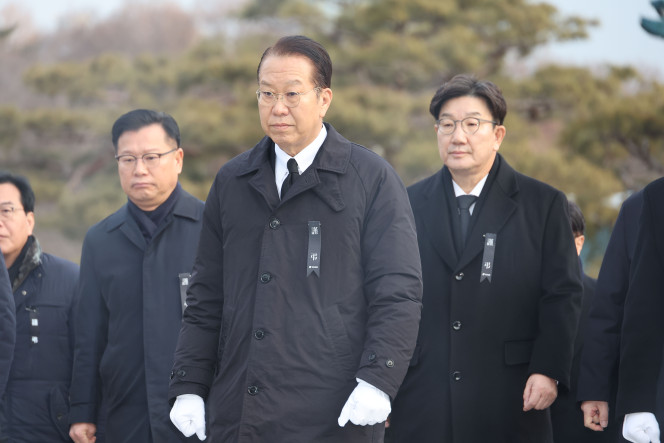 ▲국민의힘 권영세 비상대책위원장과 권성동 원내대표 등 의원들이 1일 오전 서울국립현충원을 찾아 현충탑으로 향하고 있다. (연합뉴스)