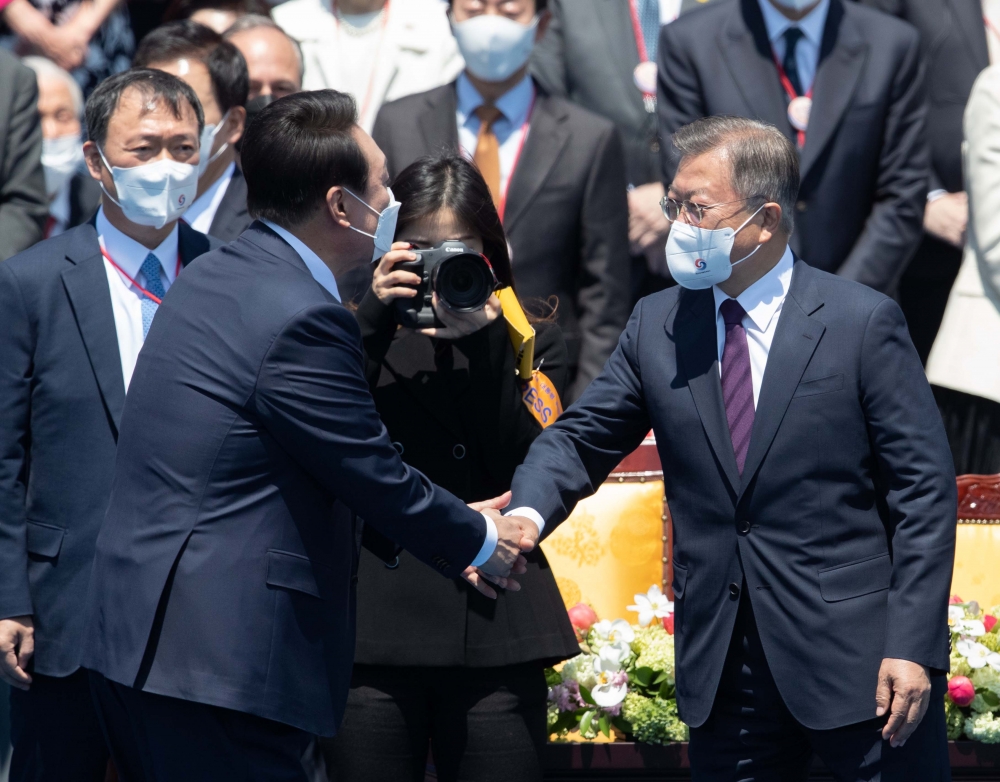 ▲문재인 전 대통령이 윤석열 대통령과 2022년 5월 10일 오전 서울 여의도 국회 본관 앞에서 열린 제20대 대통령 취임식을 마친 후 악수하고 있다. 사진=신태현 기자 holjjak@