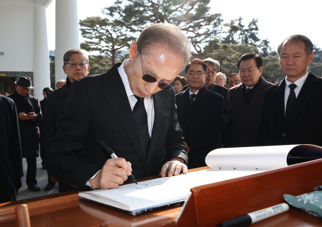 ▲이명박 전 대통령이 새해인 1일 오전 서울 동작구 국립서울현충원을 찾아 현충탑에 참배한 뒤 방명록을 작성하고 있다. (연합뉴스)