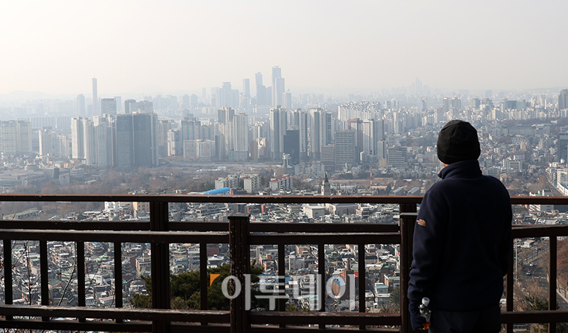▲올해 상반기 부동산 시장은 보합 혹은 하락이 불가피할 것으로 전망된다. 1일 부동산 업계에 따르면 대출 규제와 탄핵 정국 등으로 경기 침체와 시장 불확실성이 깊어짐에 따라 상반기 시장 부진이 지속될 것으로 예상된다. 사진은 서울 중구 남산에서 바라 본 서울 시내 모습. 고이란 기자 photoeran@