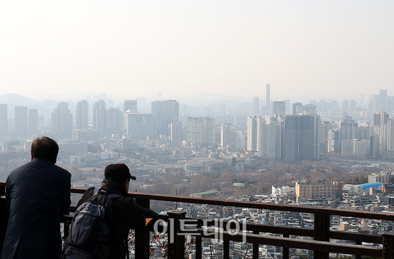 ▲올해 상반기 부동산 시장은 보합 혹은 하락이 불가피할 것으로 전망된다. 1일 부동산 업계에 따르면 대출 규제와 탄핵 정국 등으로 경기 침체와 시장 불확실성이 깊어짐에 따라 상반기 시장 부진이 지속될 것으로 예상된다. 사진은 서울 중구 남산에서 바라 본 서울 시내 모습. 고이란 기자 photoeran@