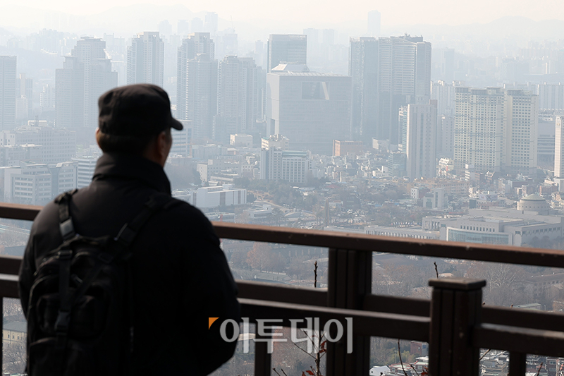 ▲올해 상반기 부동산 시장은 보합 혹은 하락이 불가피할 것으로 전망된다. 1일 부동산 업계에 따르면 대출 규제와 탄핵 정국 등으로 경기 침체와 시장 불확실성이 깊어짐에 따라 상반기 시장 부진이 지속될 것으로 예상된다. 사진은 서울 중구 남산에서 바라 본 서울 시내 모습. 고이란 기자 photoeran@